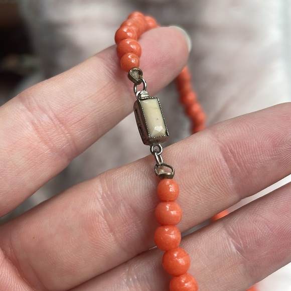 VINTAGE SPECKLED FAUX CORAL GLASS GRADUATED NECKLACE - Picture 5 of 13